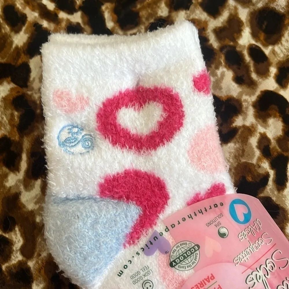 Brand New Earth Therapeutics 2 Pairs of Aloe Socks Moisturizing Pink Hearts